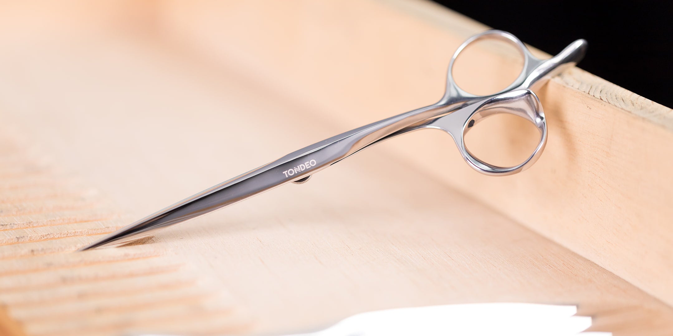 Friseurschere mit ergonomischem Design.
