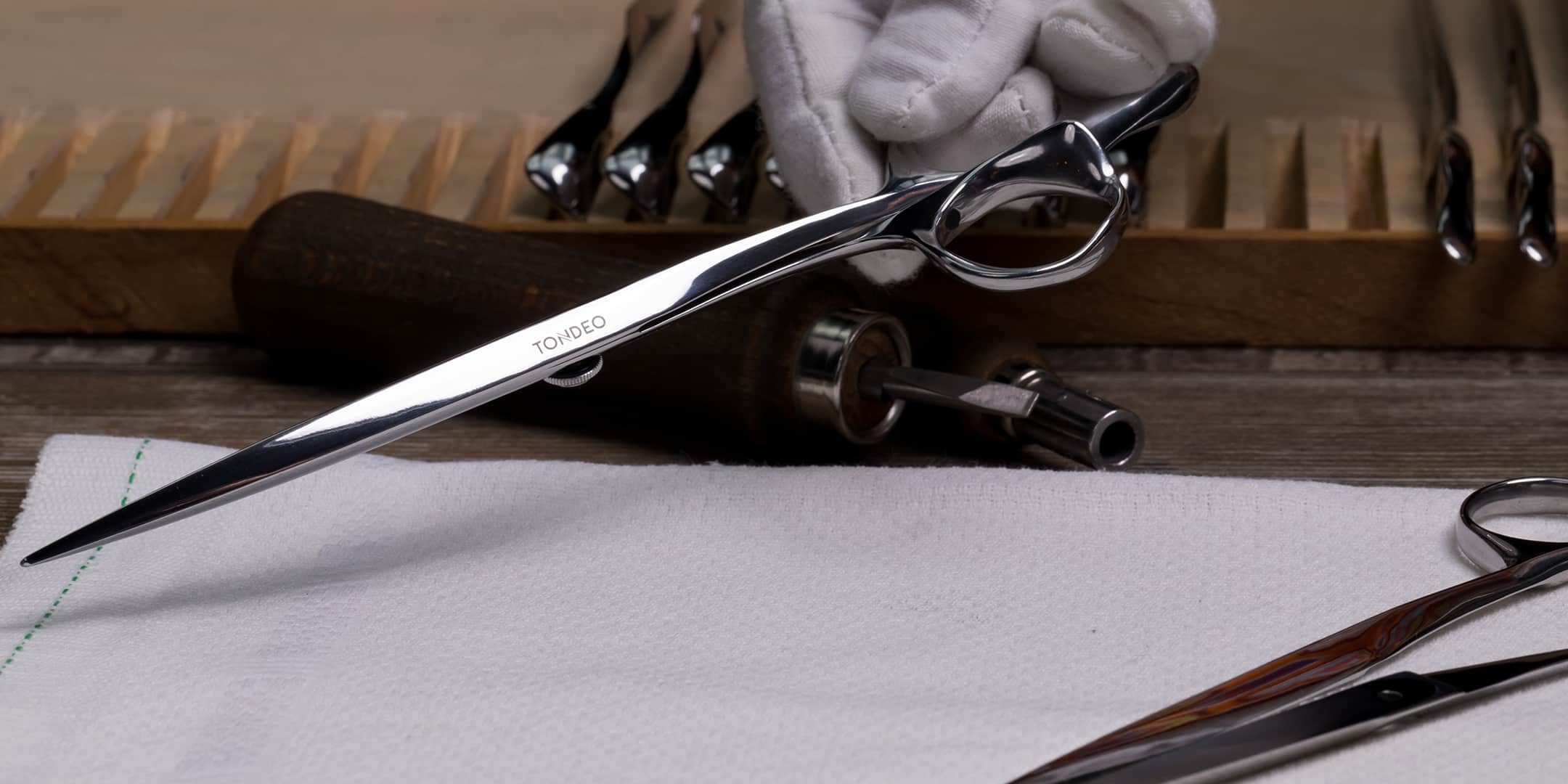 Friseurschere mit ergonomischem Design.