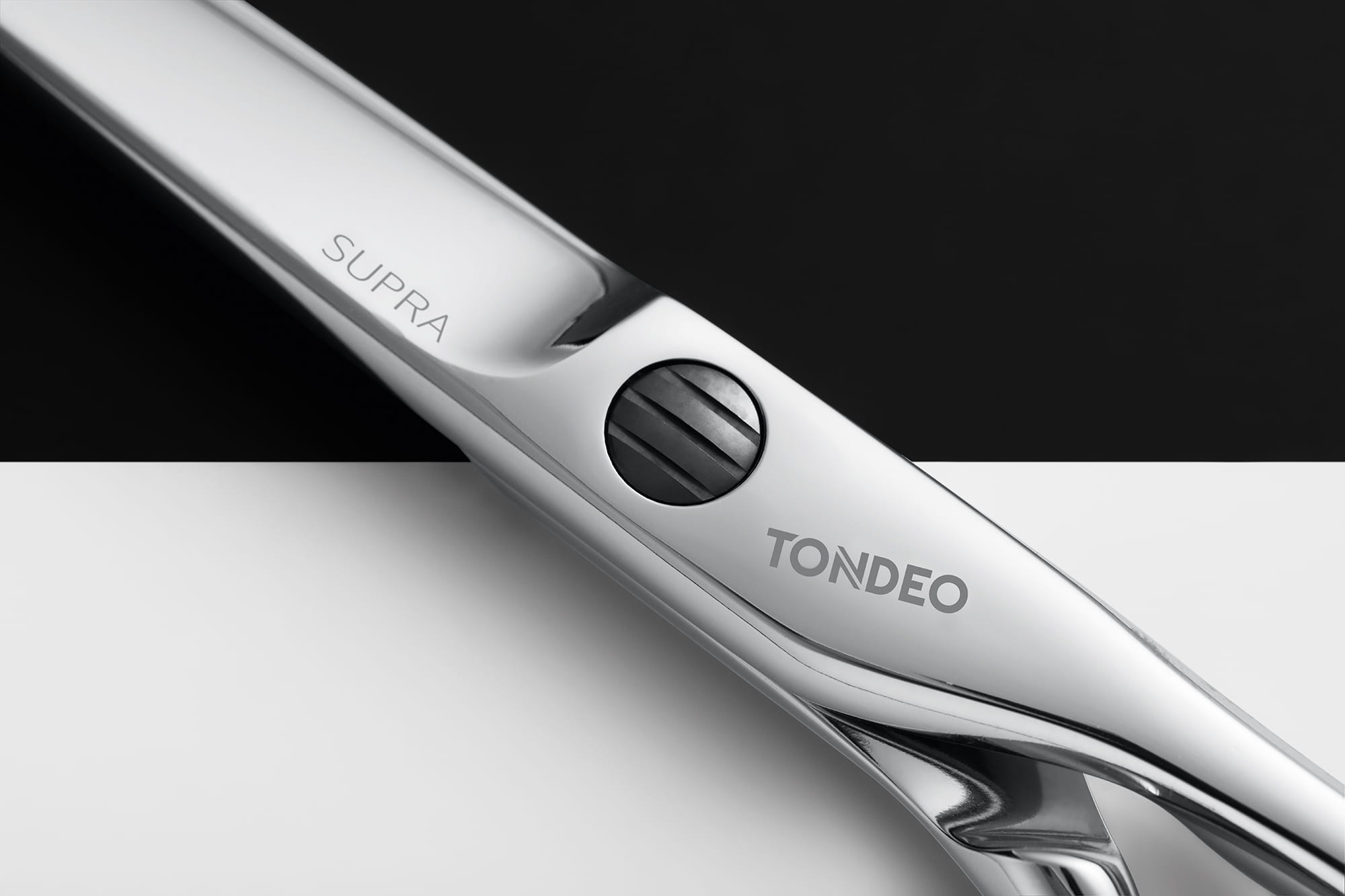 Friseurschere mit ergonomischem Design.