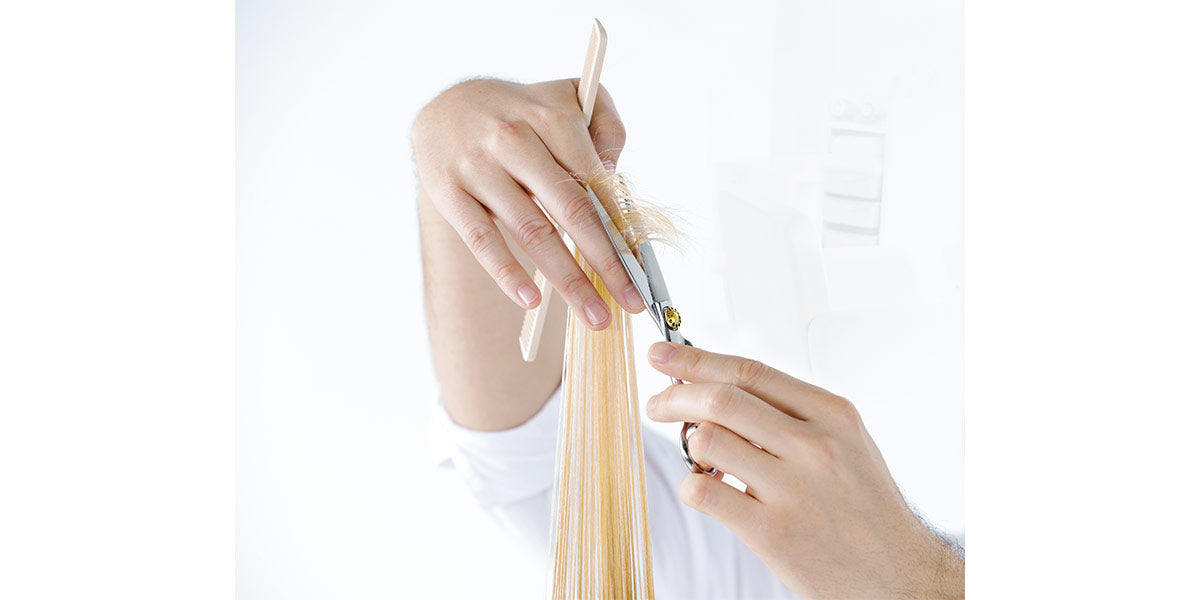 Friseurschere mit goldenen Details.