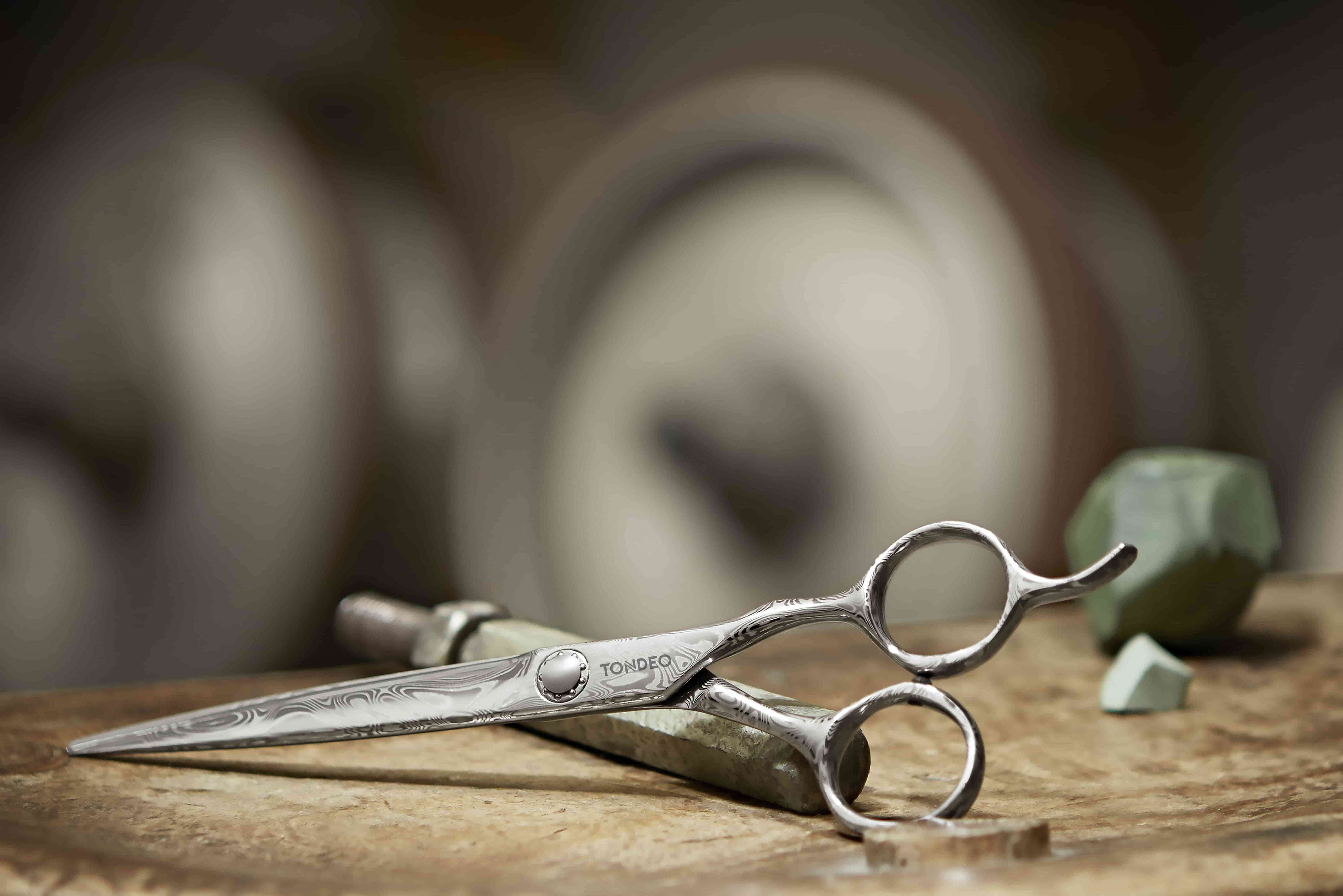 Hochwertige Friseurschere mit Muster.