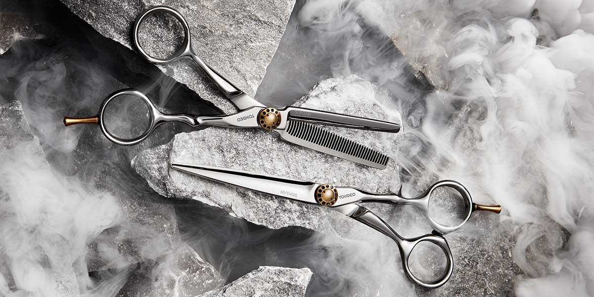 Friseurschere mit goldenen Details.