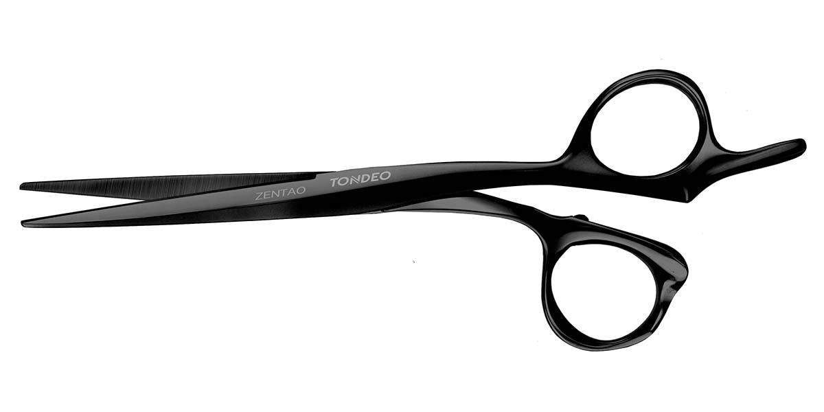 Schwarze Friseurschere auf weißem Hintergrund.