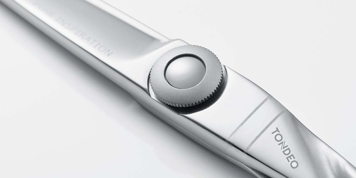 Friseurschere mit ergonomischem Design.