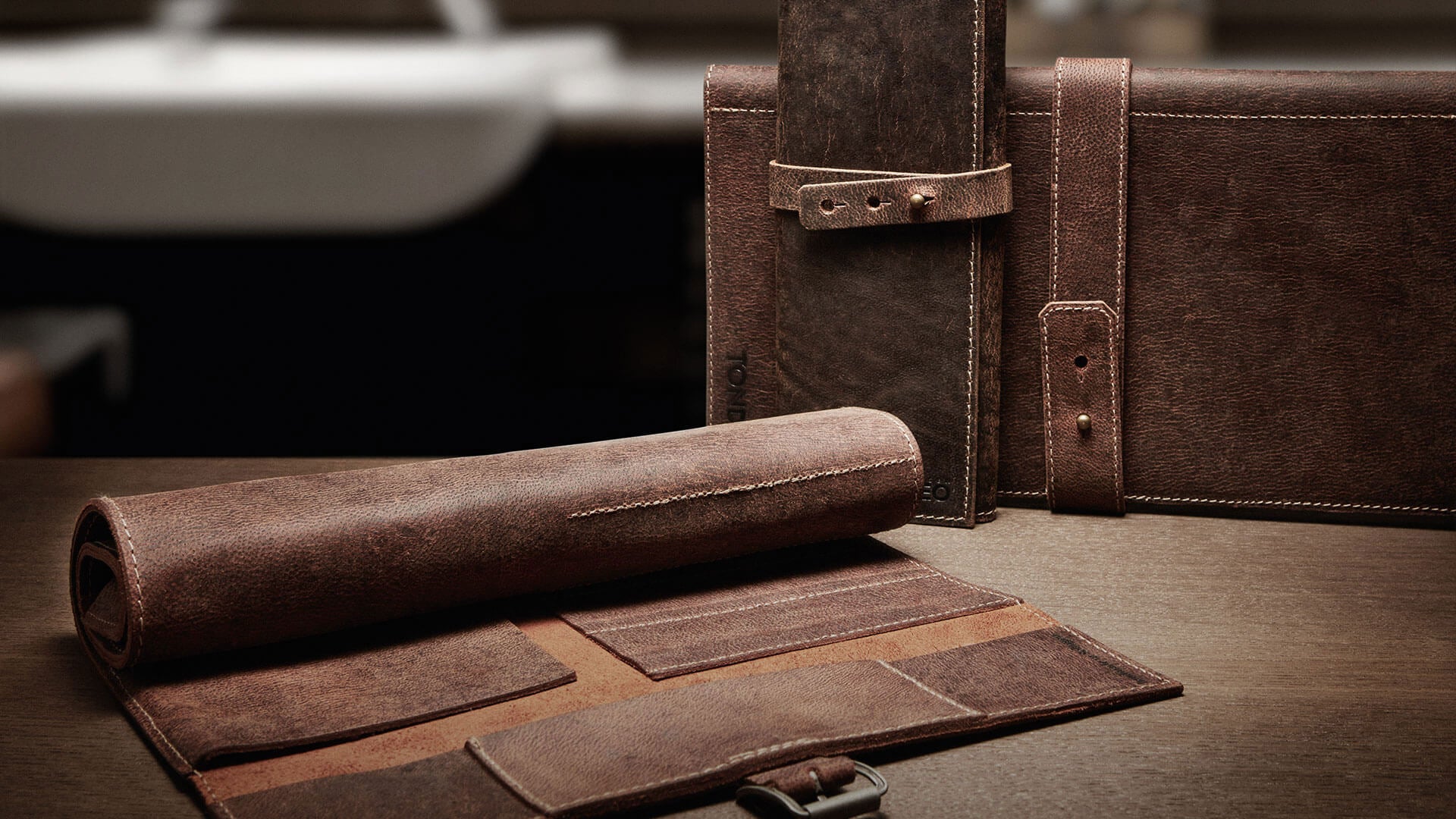 Braune Friseurtasche, geschlossen, Lederoptik.