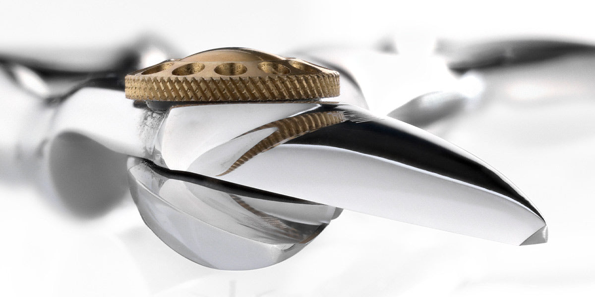 Friseurschere mit goldenen Details.