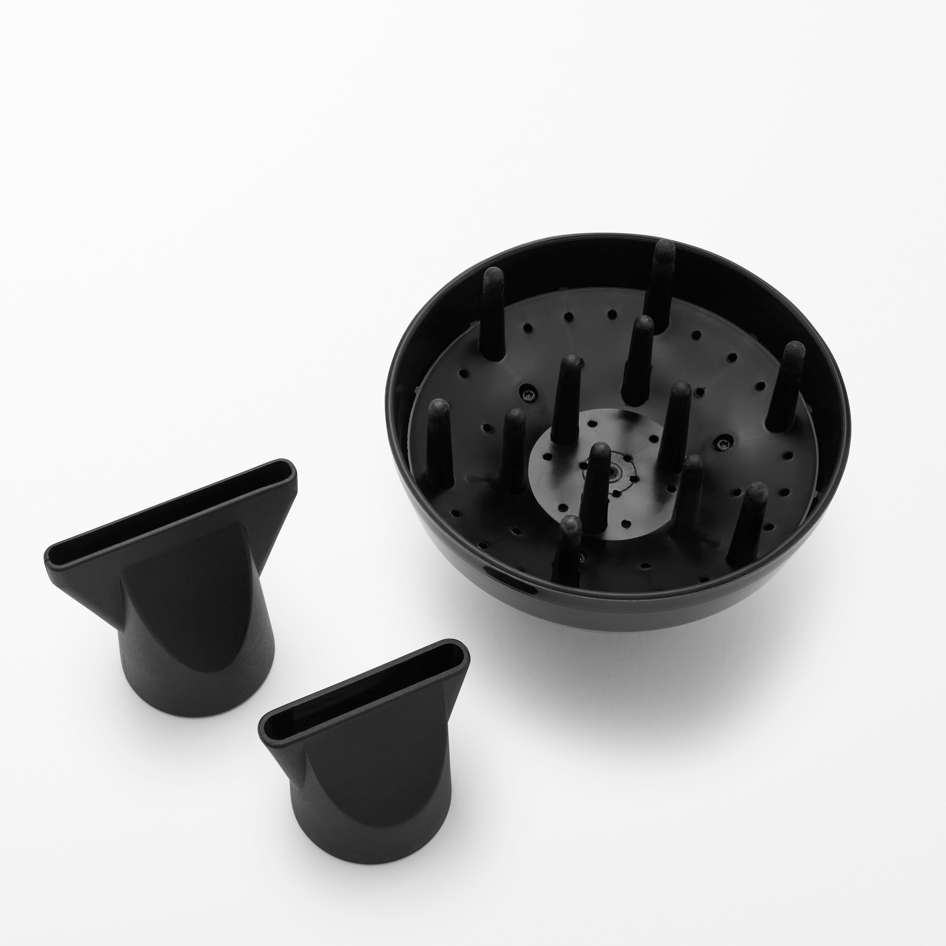 Schwarzer Haartrockner von TONDEO Solingen, Profi-Föhn, Friseurföhn, Detailaufnahme Aufsätze, Deffuser