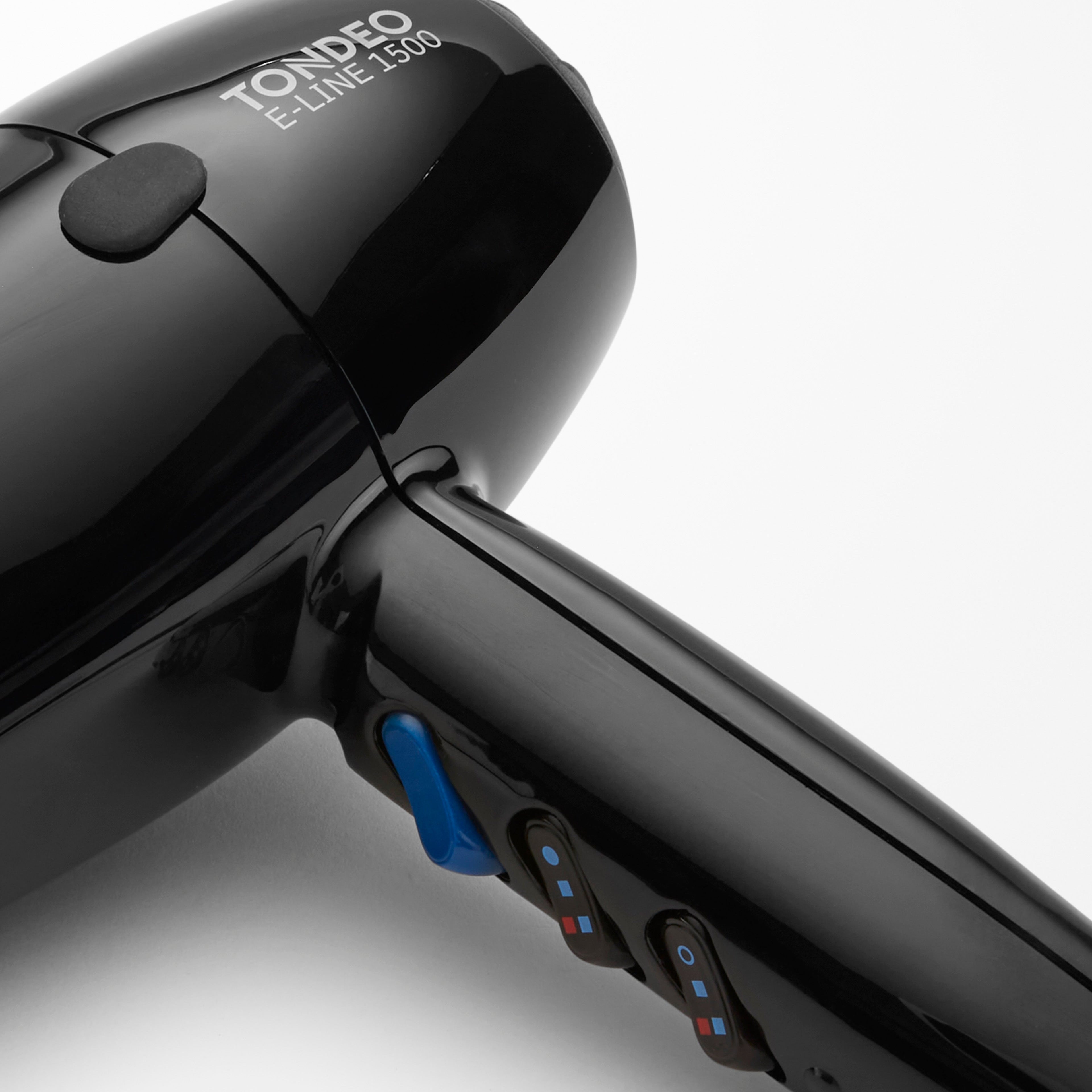 Schwarzer Haartrockner von TONDEO Solingen, Profi-Föhn, Friseurföhn, Detailaufnahme Schalter, Kaltstufe