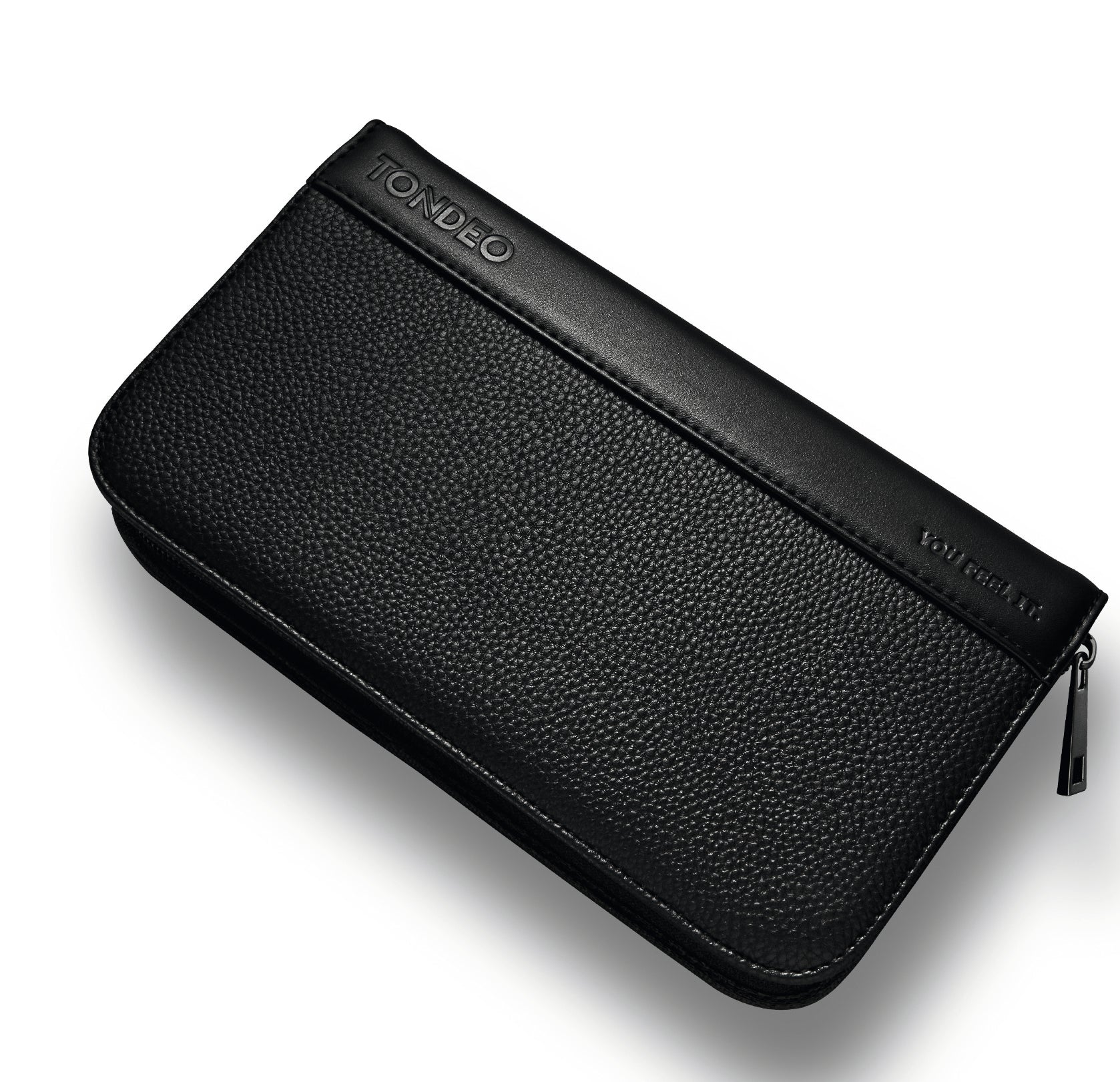 Schwarzes Etui mit Reißverschluss.