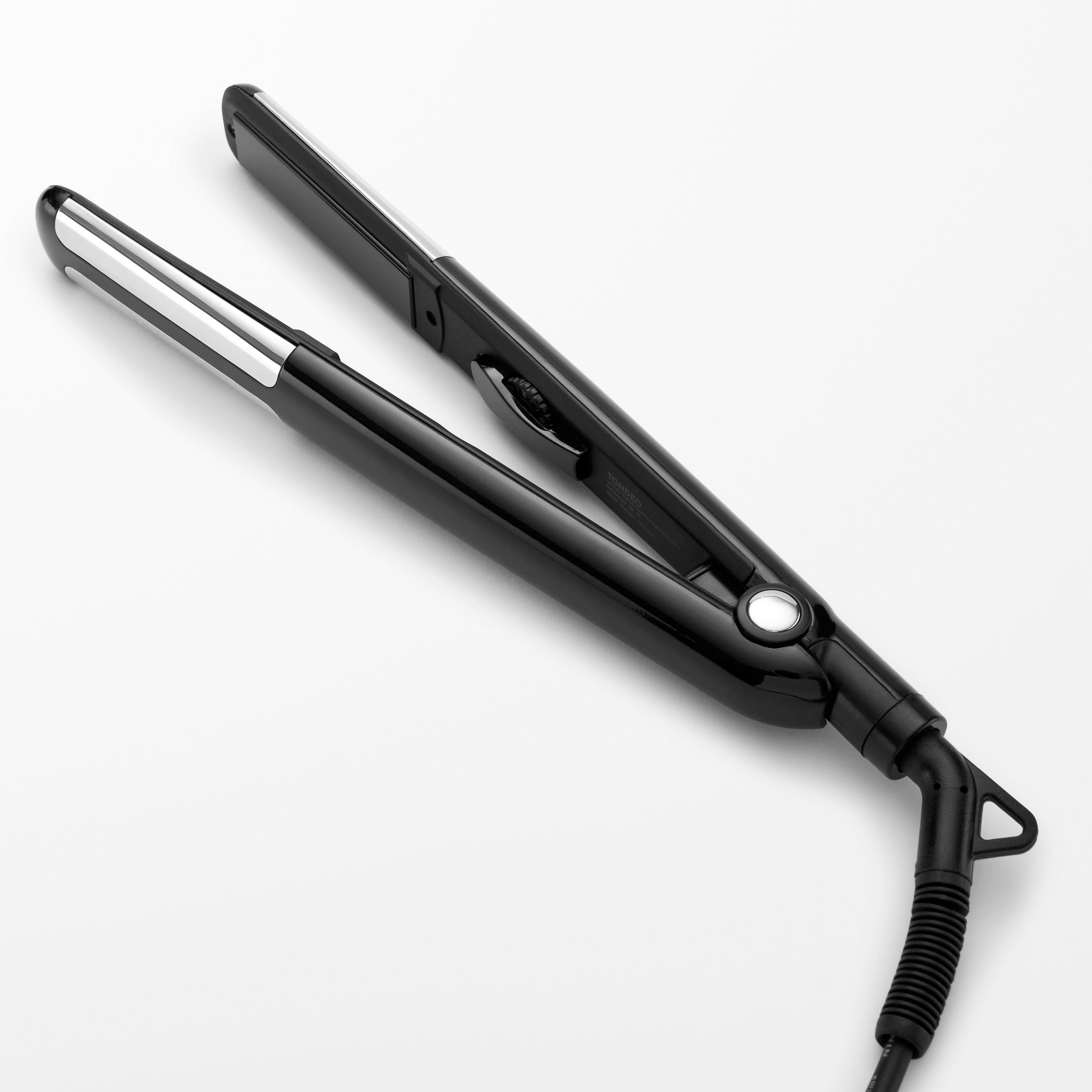 Schwarzes Glätteisen von TONDEO Solingen, silberne Kuven, federnd gelagerte Heizelemente, Auto-Off-Funktion, 120 °C bis 230 °C individuell einstellen, schnelle Aufheizzeit, Keramik-Tumalin-Heizplatten (23 x 90 mm) für optimale Wärmeverteilung