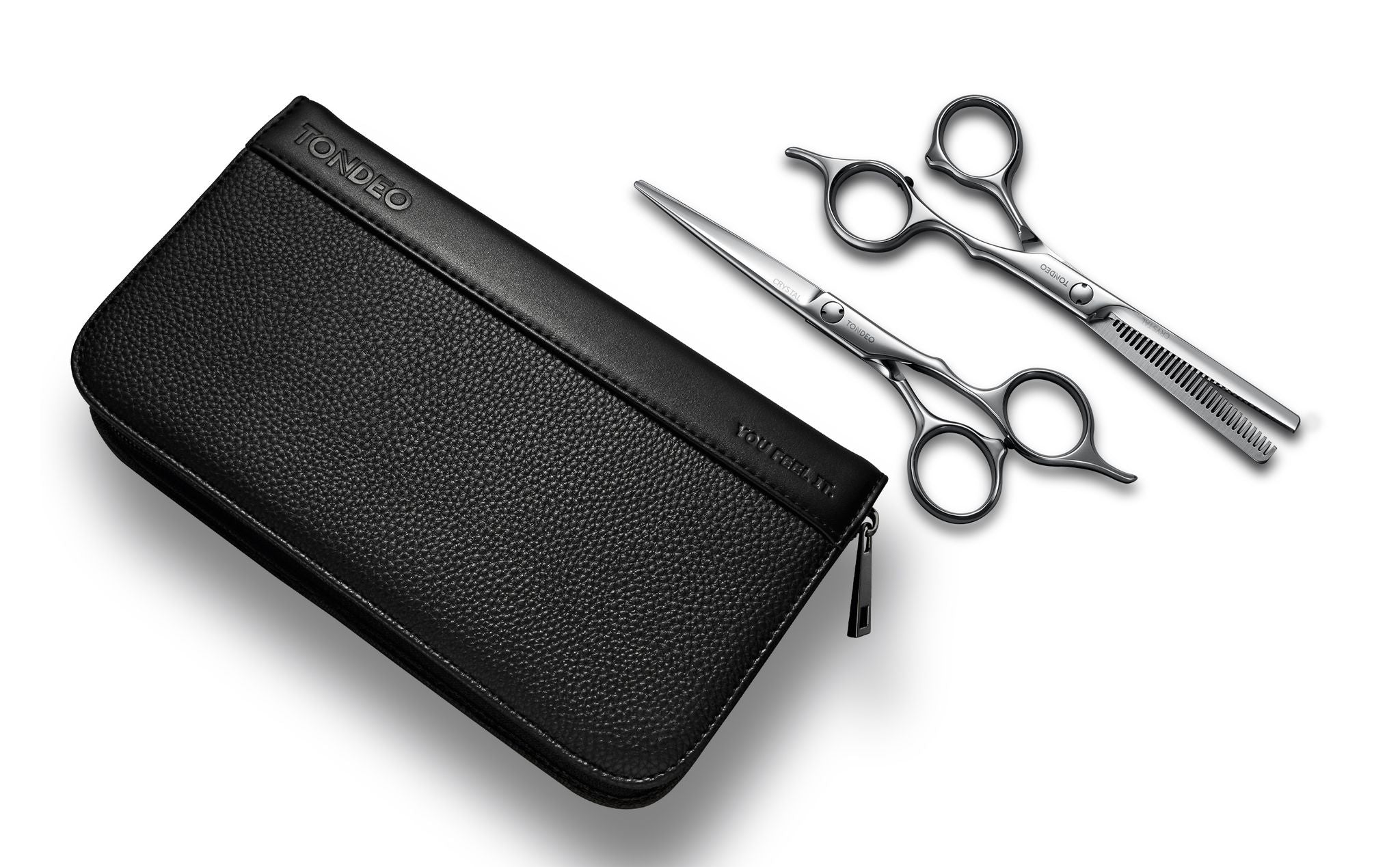 Friseurscheren mit Etui auf Display.
