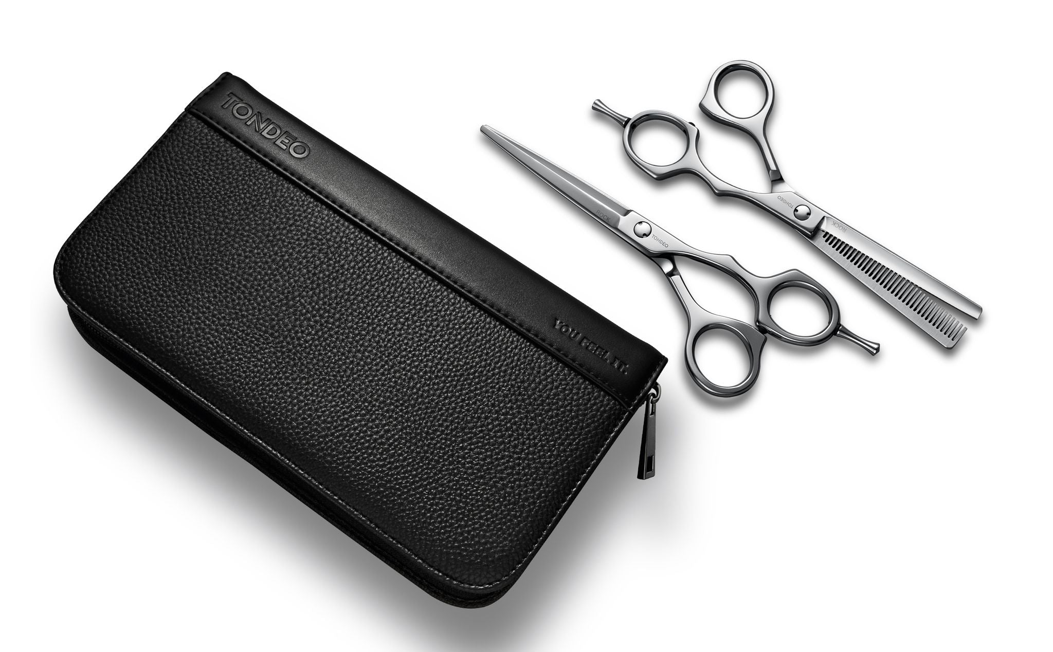 Friseurscheren mit Etui aufgestellt.