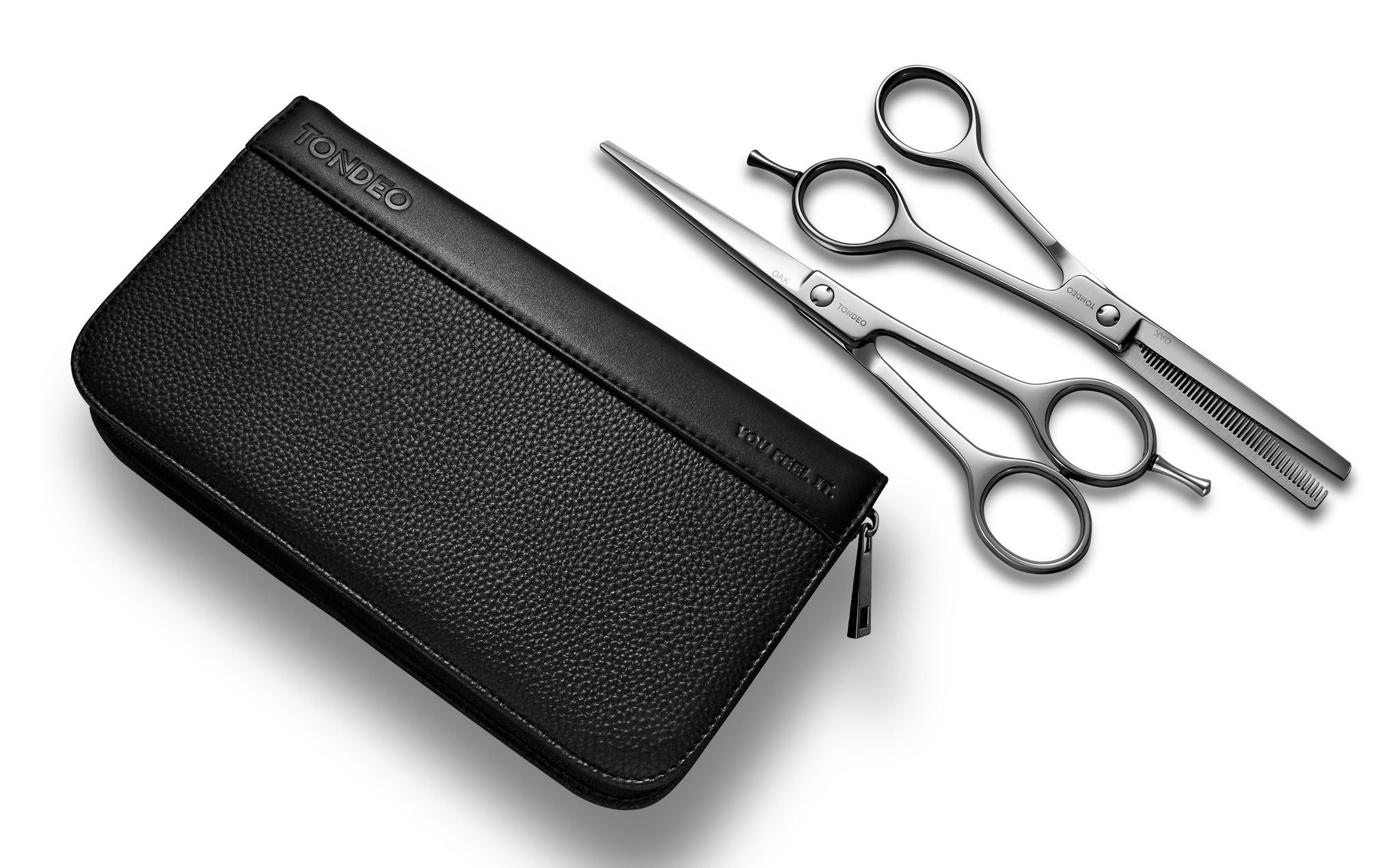 Friseurscheren mit Etui auf Tisch.