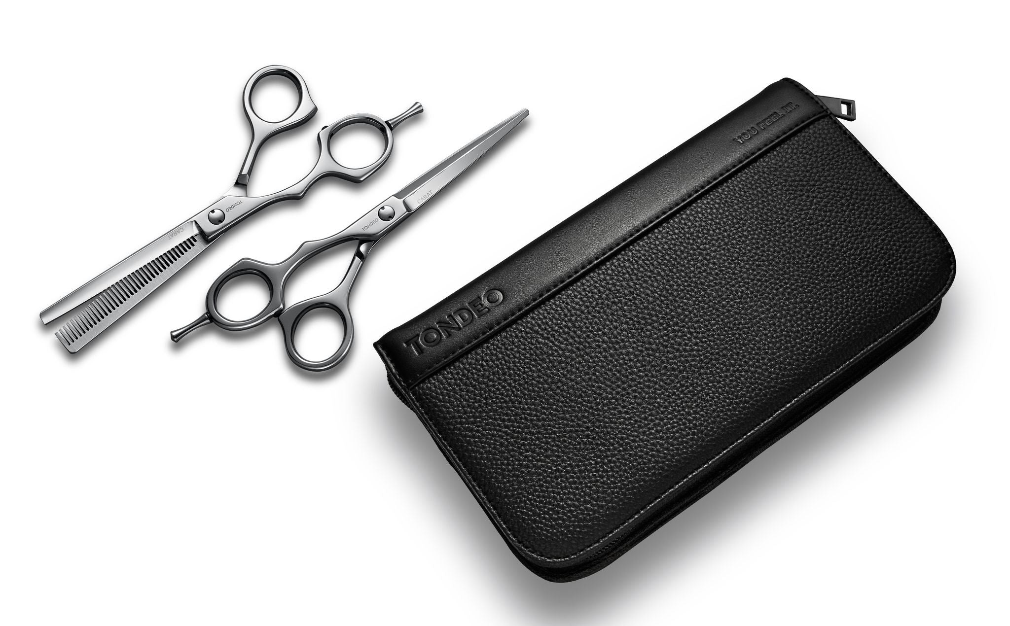 Friseurscheren und Etui auf Tisch.