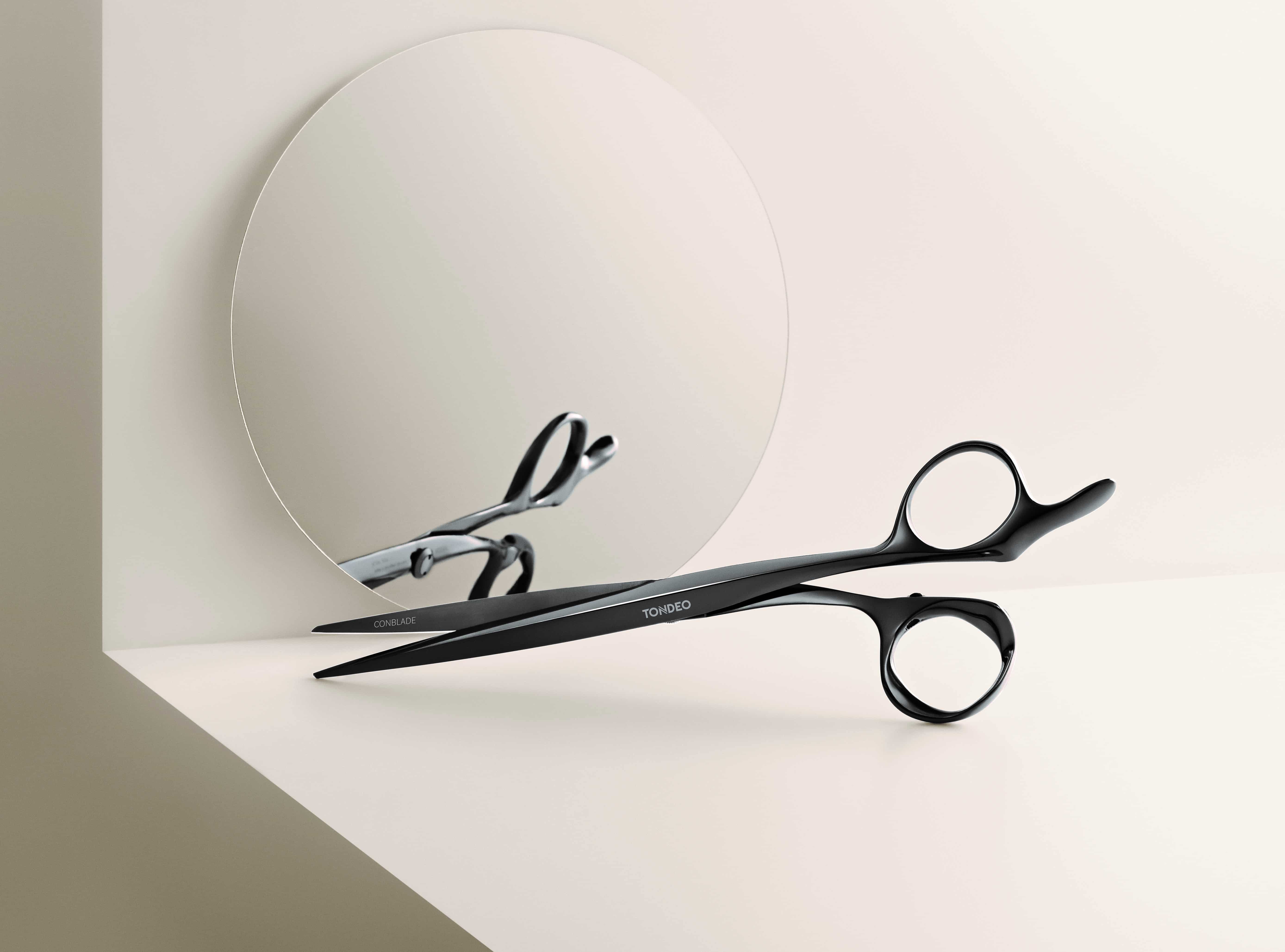 Schwarze Friseurschere auf weißem Hintergrund.