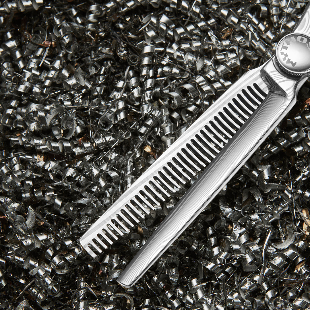 Friseurschere mit Damastmuster.