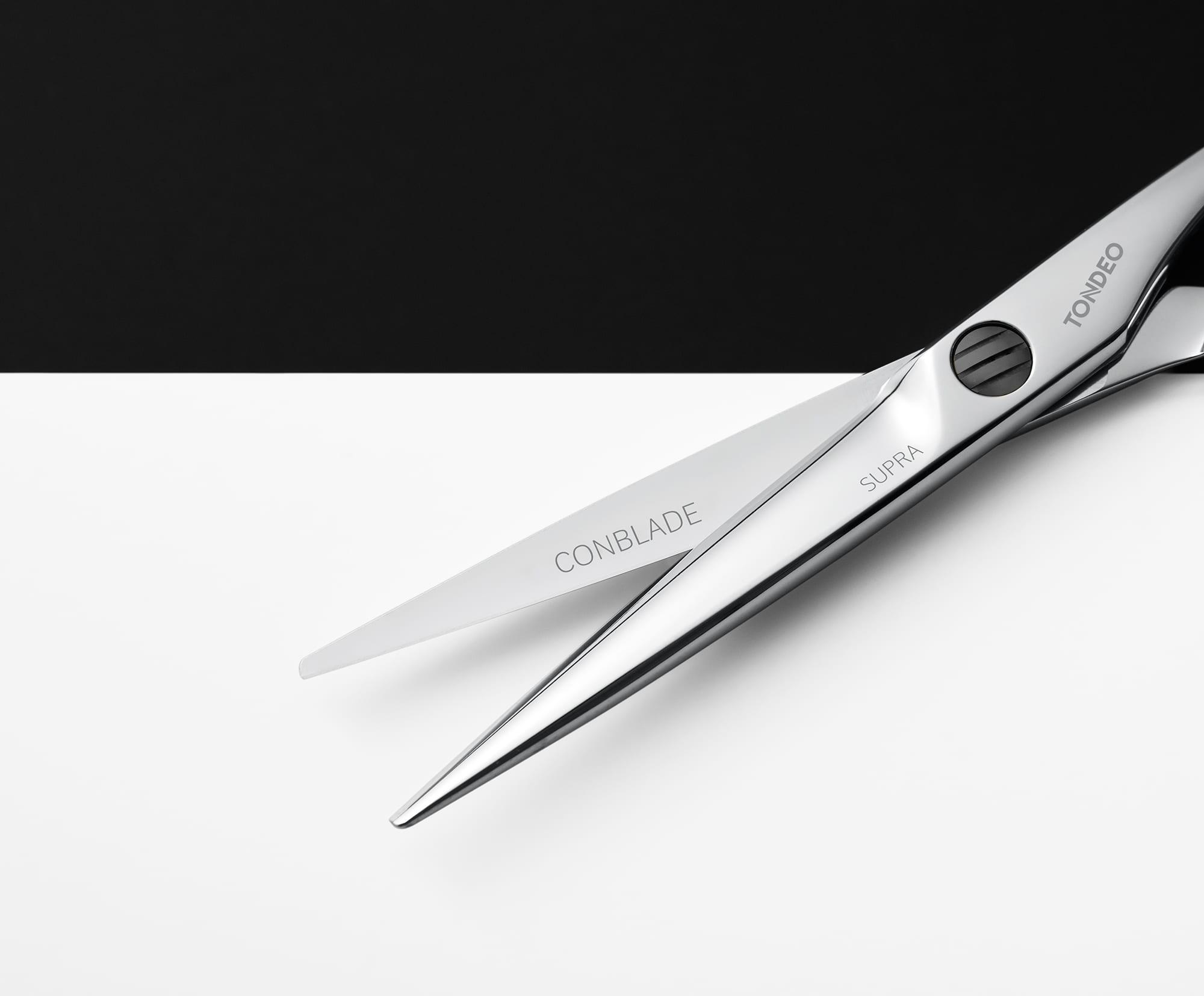 Friseurschere mit ergonomischem Design.