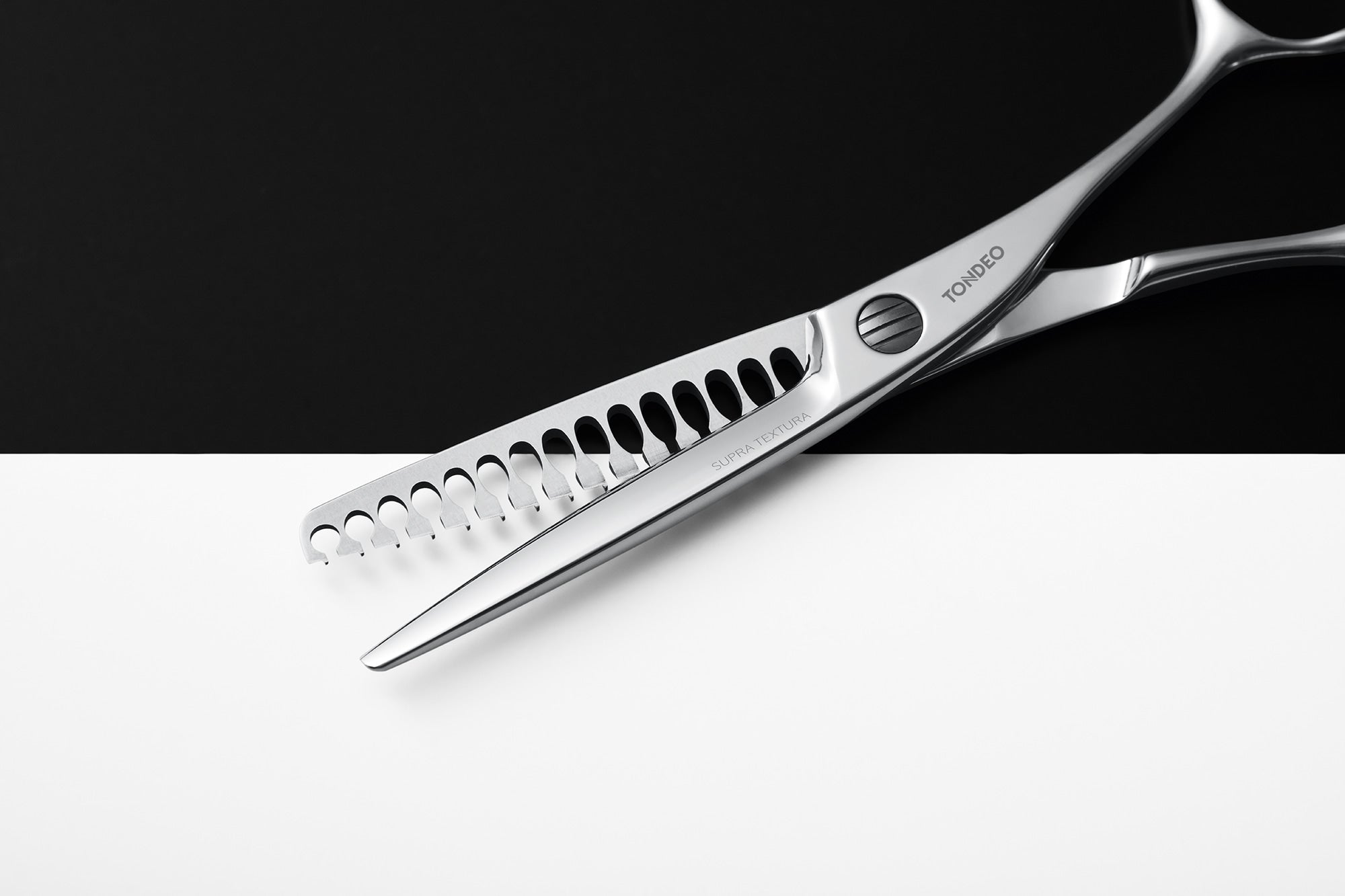 Friseurschere auf schwarz-weißem Hintergrund.