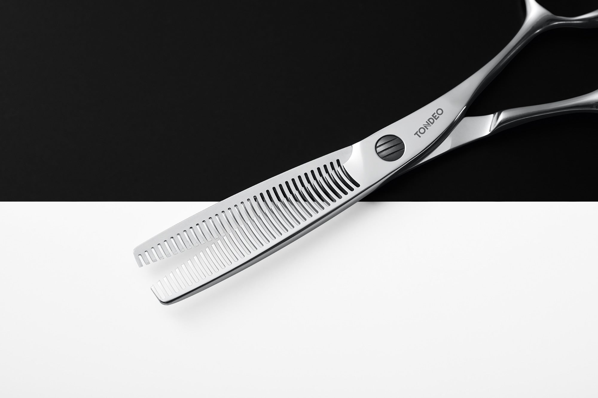 Friseurschere auf zweifarbigem Hintergrund.