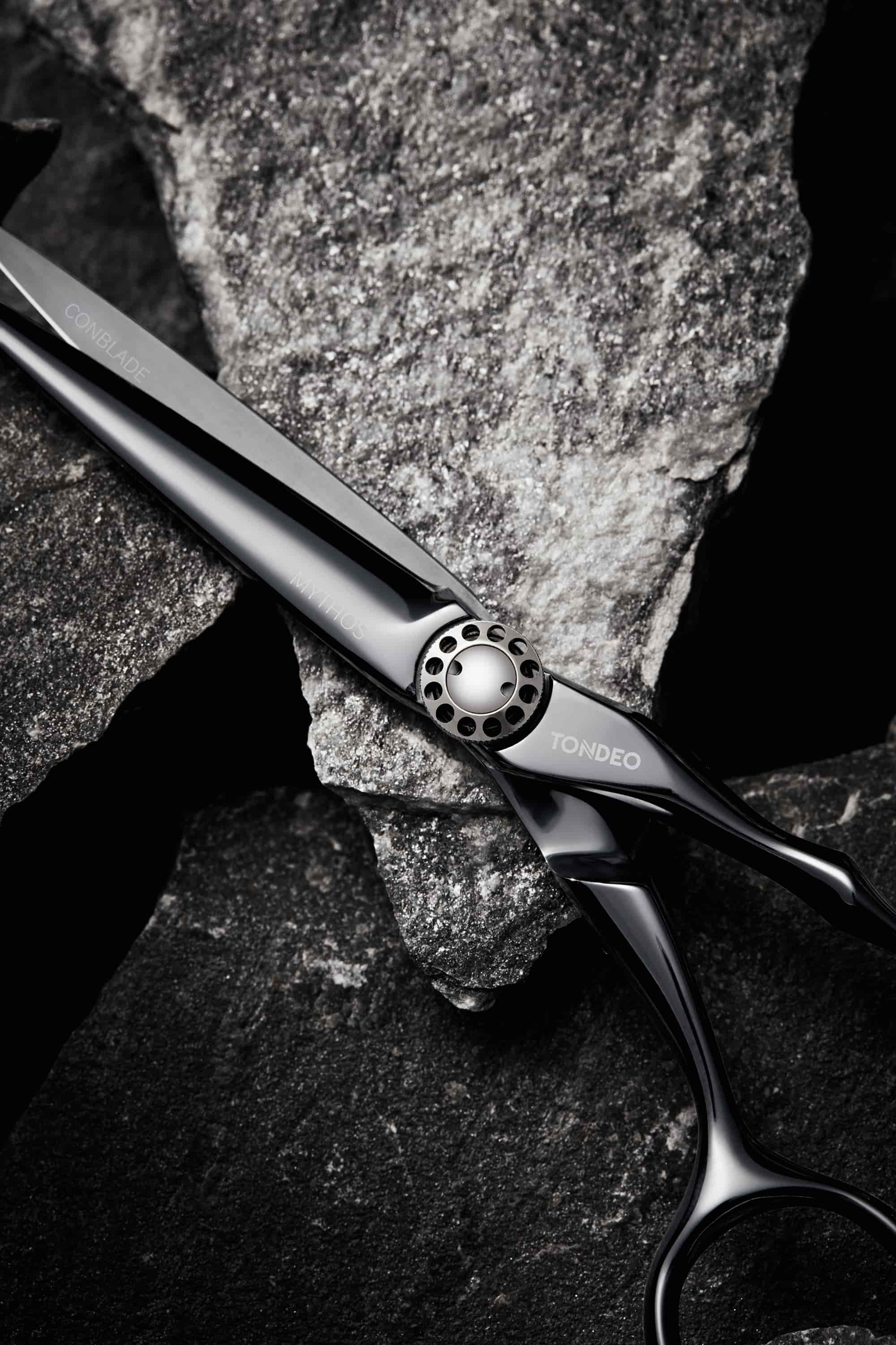 Schwarze Friseurschere mit ergonomischem Design.