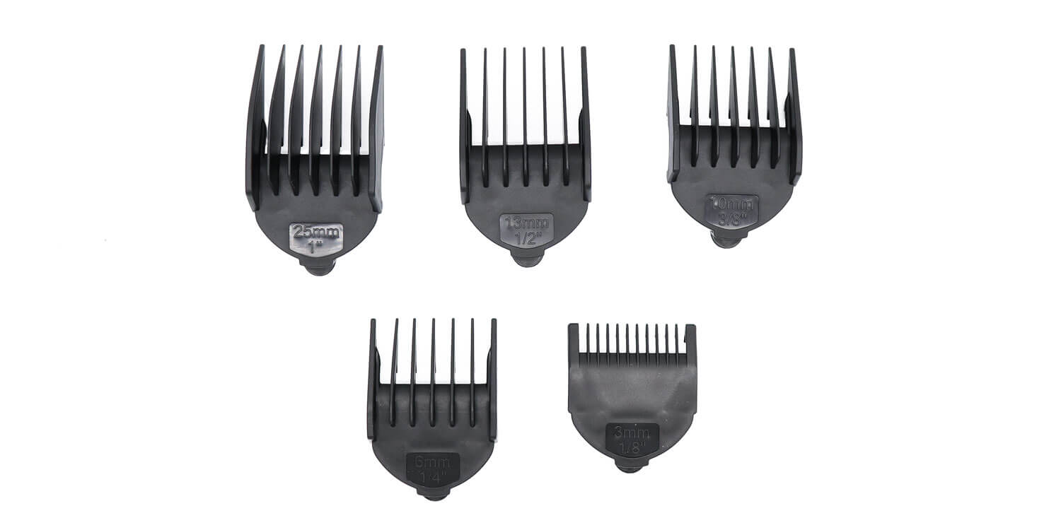Fünf schwarze Aufsteckkämme für Haarschneider.