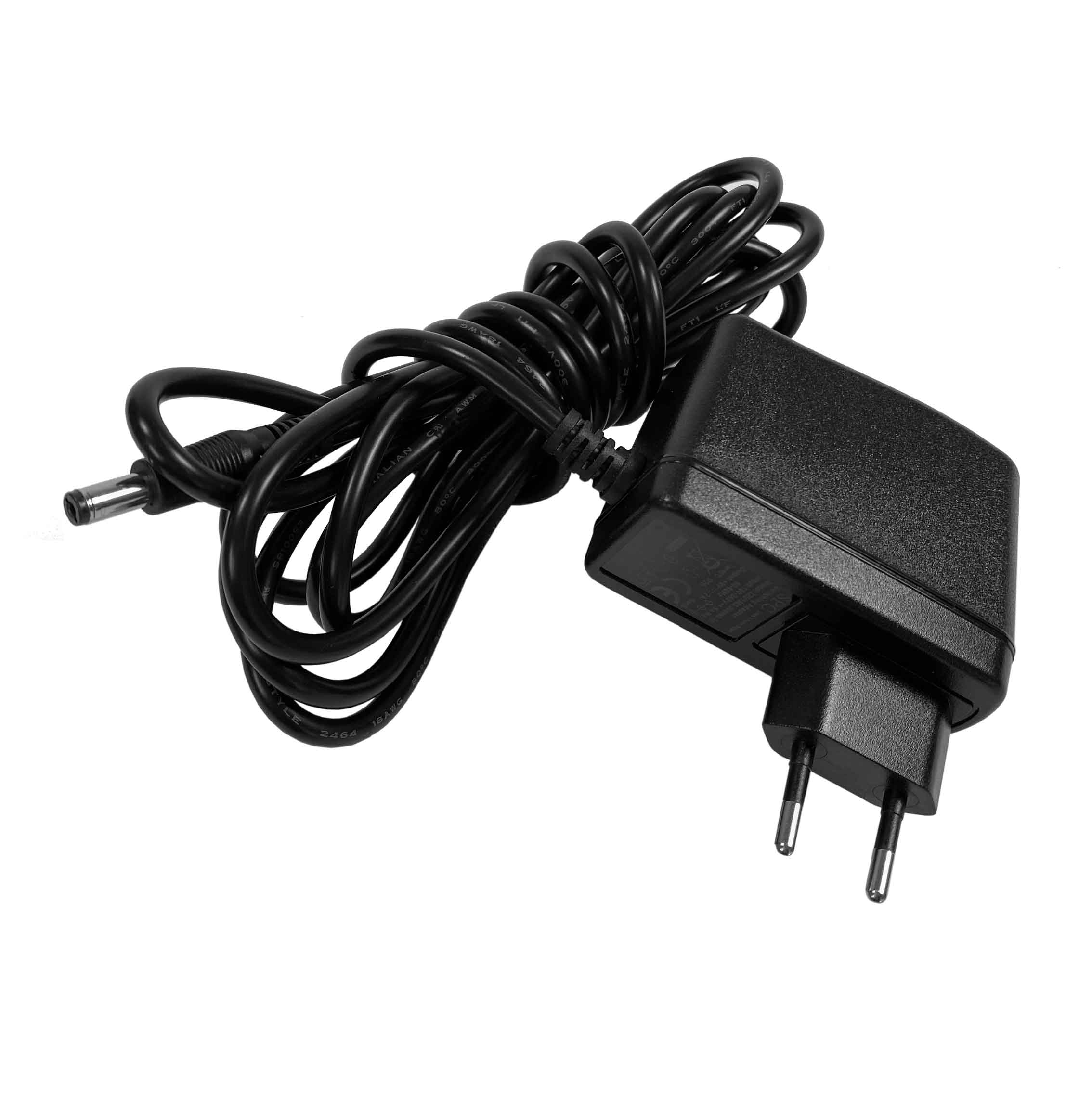 Schwarzes Ladekabel mit Stecker.