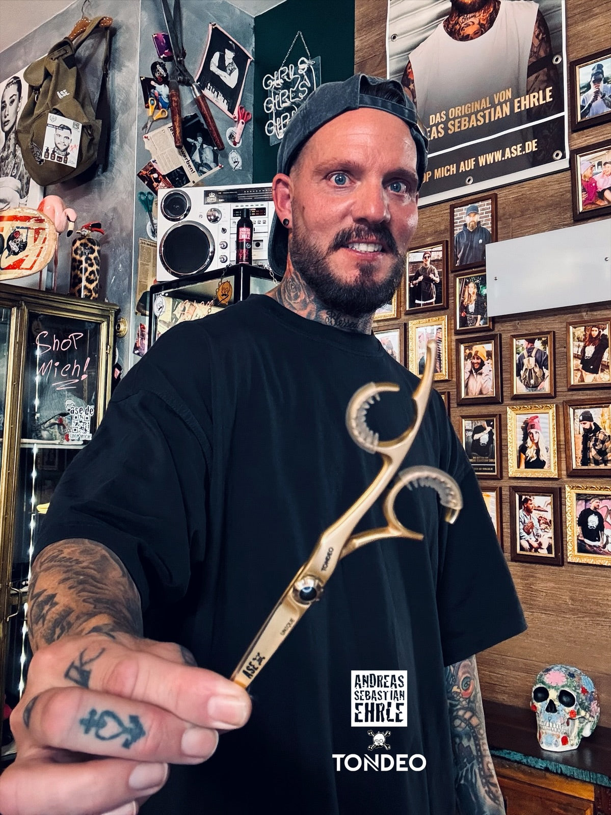 Mann hält Friseurschere in Hand.