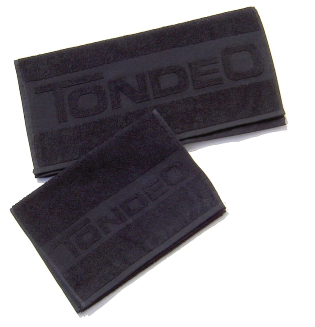 Schwarze Handtücher mit Tondeo-Logo.