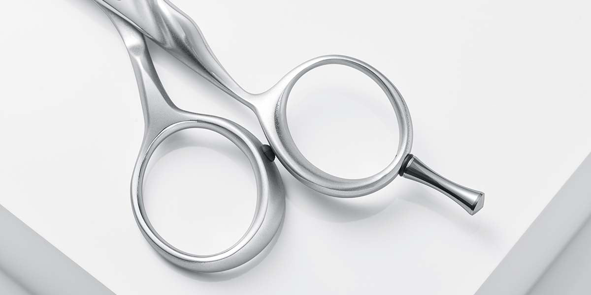 Friseurschere mit ergonomischem Design.