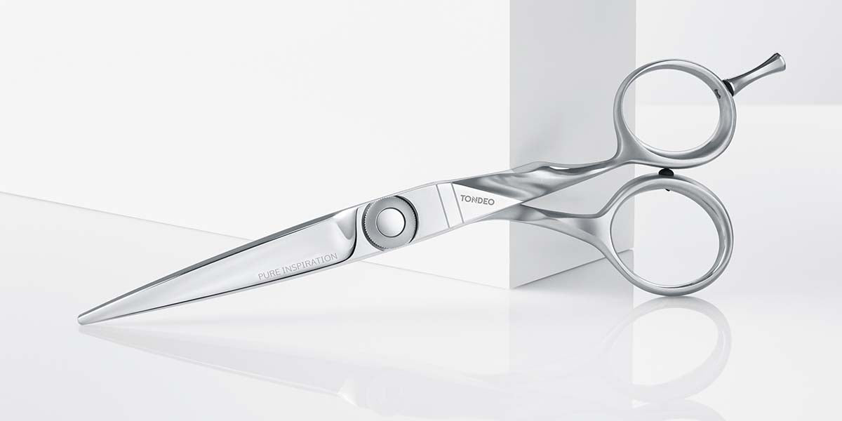 Friseurschere mit ergonomischem Design.