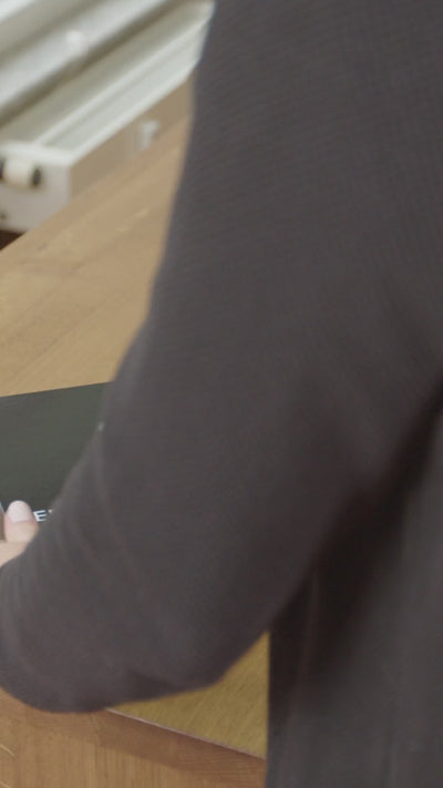 Video, Schwarzes Glätteisen von TONDEO Solingen, silberne Kuven, federnd gelagerte Heizelemente, Auto-Off-Funktion, 120 °C bis 230 °C individuell einstellen, schnelle Aufheizzeit, Keramik-Tumalin-Heizplatten (23 x 90 mm) für optimale Wärmeverteilung