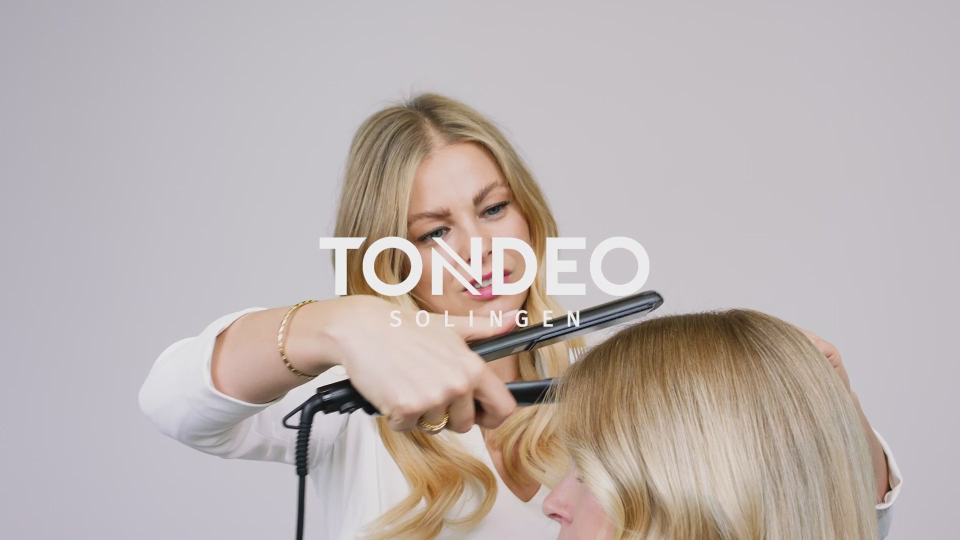 Video zum Schwarzes Glätteisen von TONDEO Solingen, Drehkupplung, stufenlose Steuerung, federnd gelagerte Heizelemente, optimale Wärmeverteilung, Auto-Off-Funktion, Keramikbeschichtung, Stylingeisen für den Friseur