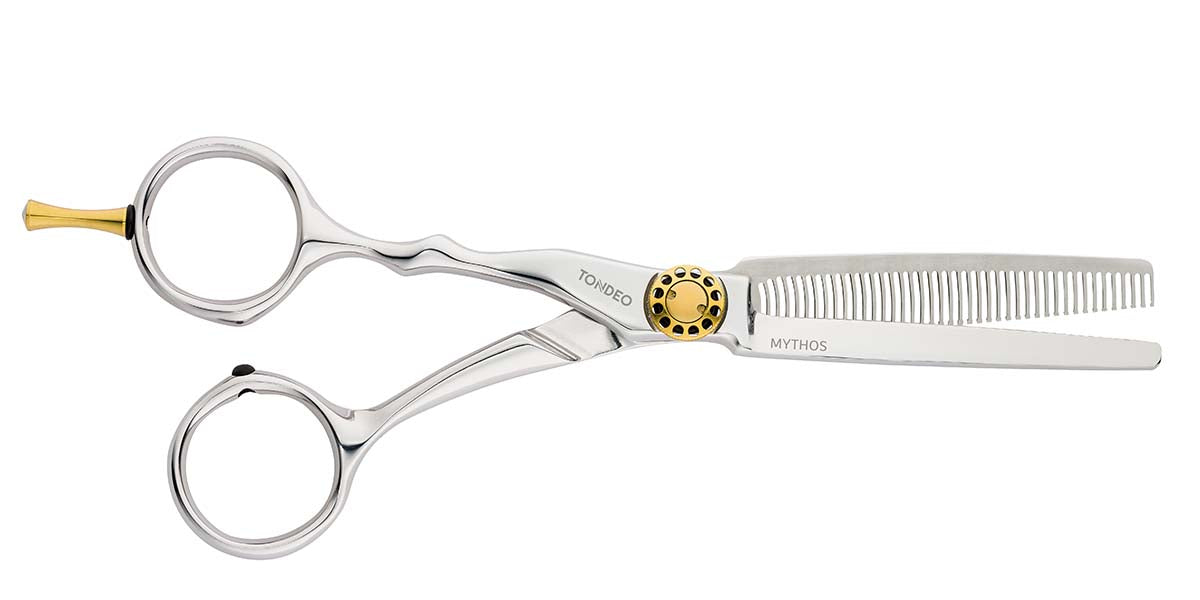 Hochwertige Friseurschere mit Verzierung.