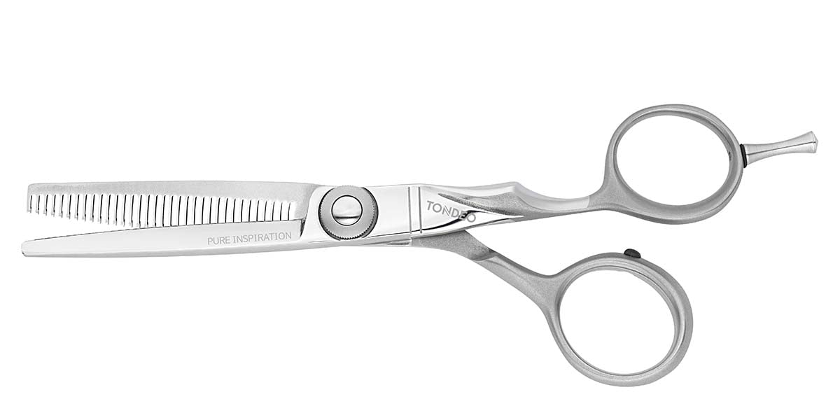 Modellierschere mit gezahnter Klinge.